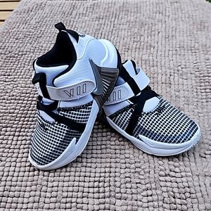 Youth LeBron Witness Basketball Shoe